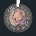 hallo Chalkboard Baby's eerste persoonlijke Ornament<br><div class="desc">Maak kennis met een speciaal kind met deze gepersonaliseerde acrylversiering! Een lijst van de chalkboardstijl met scripttekst en decoratieve scrolls omringt de foto van uw kind. De achterkant herhaalt de Hallo tekst samen met de naam van de baby en de geboortedatum. Het is een artistiek, modern geschenk om een geboorte...</div>