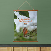 hallo Herfst Autumn Leaf onder Green Leaves Hangend Wandkleed