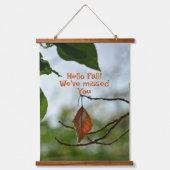 hallo Herfst Autumn Leaf onder Green Leaves Hangend Wandkleed (Voorkant)