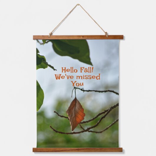 hallo Herfst Autumn Leaf onder Green Leaves Hangend Wandkleed (Voorkant)