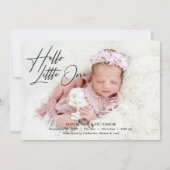 Hallo Kleine Eén Elegant Script Foto Geboorte Aankondiging (Voorkant)