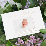 hallo kleine elegant Script Photo Birth Folie Feestdagenkaart<br><div class="desc">hallo Little One Elegant Script Photo Folie Announcement Kaart biedt de tekst "Hallo Little One" in elegant folie calligrafiescript met uw favoriete foto,  naam en extra tekst hieronder in moderne typografie. Ontworpen door ©Evco Studio www.zazzle.com/store/evcostudi</div>