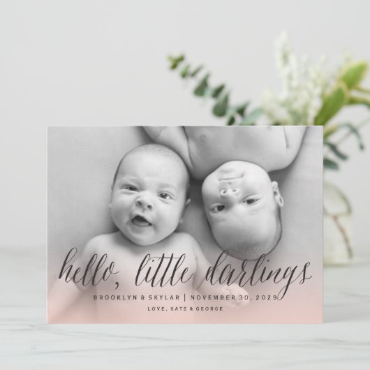 Hallo lieve schatjes tweeling meisjes chic foto ge aankondiging (Staand voorkant)