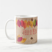 hallo mooie, kleurrijke herfst laat de grens over koffiemok (Links)