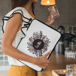 hallo najaar laptop sleeve<br><div class="desc">De afbeelding wordt gemaakt met waterverven en gouache op papier. Indigo,  ochre en oranje bladeren en bloemen met de hand geschreven gouden hallo in het midden.</div>