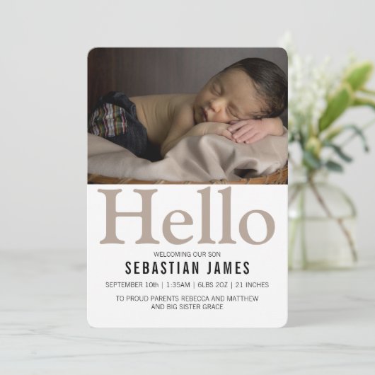 hallo New Baby Taupe Personalized Aankondiging (Staand voorkant)