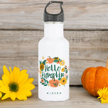 hallo Pumpkin Herfst Wildbloemen Boterfly Wreater Waterfles<br><div class="desc">Het ontwerp is voorzien van onze prachtige herfst die gele floralen en pompoenen bloeit in lichtgele, wazige roze en groene bladeren. De bloem florale tuin en vlinders creëer een mooie herfst florale pompoen, met de woorden "hallo pompoen" in een mooi penseel stijlvol lettertype. Gepersonaliseerd met naam. Alle illustraties zijn met...</div>