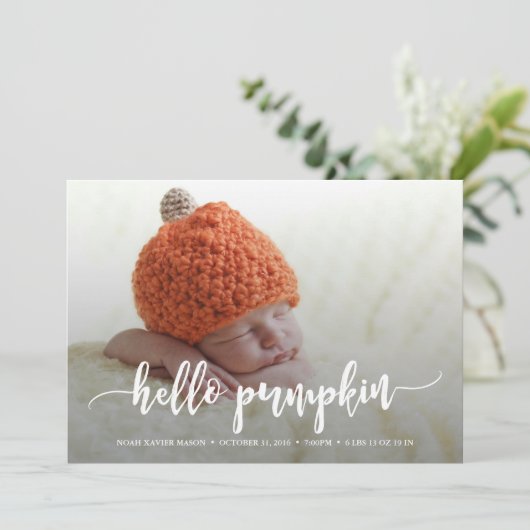 hallo Pumpkin White Script Birth Announding Aankondiging (Staand voorkant)