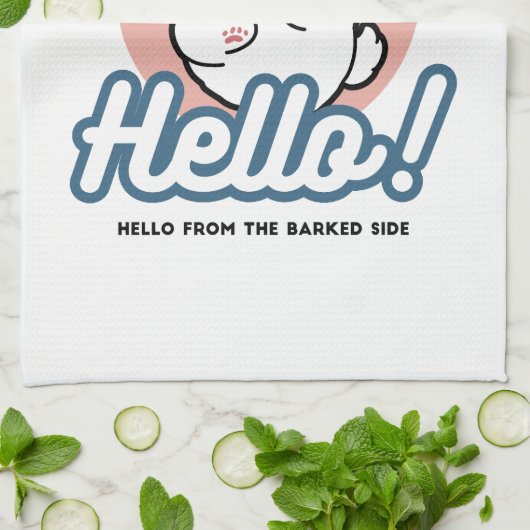 Hallo Pup a! – Happy White Dog Cartoon Design Theedoek (Gevouwen)