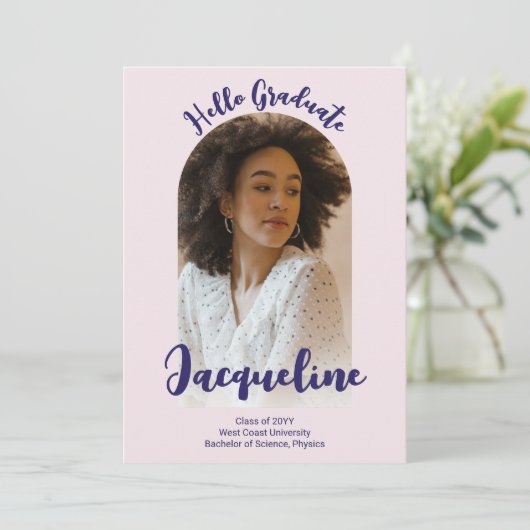 Hallo Retro Afstuderen 2025 Paarse Script Arch Fot Aankondiging (Staand voorkant)