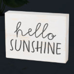 hallo Sunshine Black en White Houten Kist Print<br><div class="desc">Deze hedendaagse "hallo zonnige" houten wandkunst is voorzien van vetgedrukte, gestileerde achtertekst op een witte, houten doos. Ideaal voor een modern boerderijdecor, dit zoete bord is geweldig voor de binnenlandmuur of tafelblad om je gasten te begroeten! Of, hang het op in een kinderkamer of -gang om je kinderen te begroeten...</div>