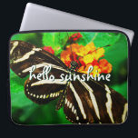 Hallo Sunshine Script Zwart Wit Streep Vlinder Laptop Sleeve<br><div class="desc">"Hallo Sunshine." Een close-upfoto van een delicate, zwarte en witte gestreepte vlinder op een oranje en gele bloesem. Voel de zonneschijn van een warme, zonnige dag wanneer u deze verbluffende, kleurrijke neopreenlaptophoes gebruikt. Dit sleeve bestaat uit drie formaten: 15, 13 en 10 inch. Het is een geweldig cadeau voor iemand...</div>