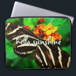 Hallo Sunshine Script Zwart Wit Streep Vlinder Laptop Sleeve<br><div class="desc">"Hallo Sunshine." Een close-upfoto van een delicate, zwarte en witte gestreepte vlinder op een oranje en gele bloesem. Voel de zonneschijn van een warme, zonnige dag wanneer u deze verbluffende, kleurrijke neopreenlaptophoes gebruikt. Dit sleeve bestaat uit drie formaten: 15, 13 en 10 inch. Het is een geweldig cadeau voor iemand...</div>