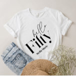 Hallo Vijftig moderne minimale elegante 50ste verj T-shirt<br><div class="desc">Hallo Vijftig moderne minimale typografie eenvoudige zwart-wit 50e verjaardag feest decor gunst dank u wijnfles label. Onderdeel van een hedendaags collectie.</div>