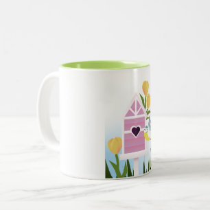 Hallo Voorjaar – Pastel Vogelhuis en Gele Tulpen Tweekleurige Koffiemok