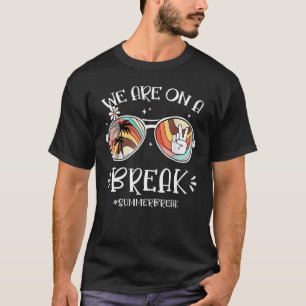 Hallo We zijn op een pauze Groovy zonnebril das Dy T-shirt