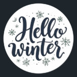 Hallo Winter Christmas Snowflake Winterseizoen Ronde Sticker<br><div class="desc">Hallo Winter,  Winter typografie,  Snowflakes ontwerp,  Winter liefhebbers,  Winter seizoen,  Winter groet,  Gezellige winter,  Feestelijke sneeuwvlokken,  Kerstmis ontwerp,  Winter spirit</div>