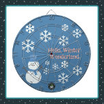 Hallo, Winter Wonderland Dartbord<br><div class="desc">A Slice of Life and Delight cadeaus een Winter Wonderland-dartbord met een sneeuwpop versierd met witte sneeuwvlokken,  roze schrift en een blauw decor. Het snowman dartbord heeft ook een blauw pet en een sjaal.</div>