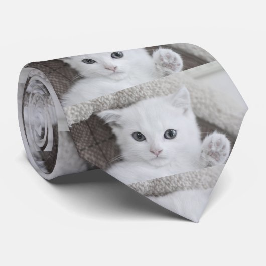 "Hallo!" zegt dit mooie witte baby. Stropdas (Opgerold)