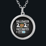 Halloween 2021 gevaccineerd Funny Costume Zilver Vergulden Ketting<br><div class="desc">Halloween 2021 gevaccineerd Funny Costume gevaccineerd,  vaccin,  halloween,  2021,  gift,  ideeën,  eng,  pumpkin,  jarig,  halloween trick or treat,  spooky,  horror,  zombie,  zwart,  geest,  trick or treat,  heks,  schedel,  humor,  vintage,  retro,  cadeautjes</div>