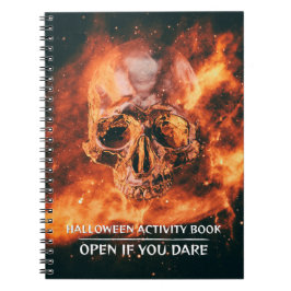 Halloween Activiteitenboek. Vlammende schedel in d Notitieboek