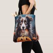 Halloween Australian Shepherd met pompoenen eng Tote Bag (Dichtbij)
