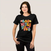 Halloween Bad Witch Vibes Retro Groovy Typografie Tri-Blend Shirt (Voorkant volledig)