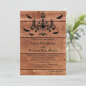 Halloween Barn Chandelier Huwelijksuitnodiging Kaart (Staand voorkant)