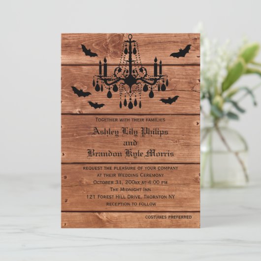 Halloween Barn Chandelier Huwelijksuitnodiging Kaart (Staand voorkant)