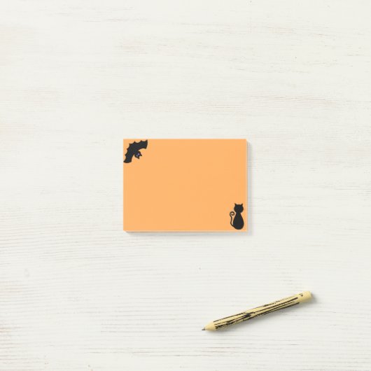 Halloween bat en zwarte kat op sinaasappel post-it® notes (Op bureau)