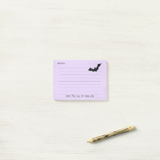 Halloween Bat Silhouette over Paars gelamineerd Post-it® Notes (Op bureau)