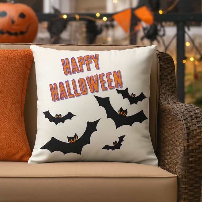 Halloween Bats Porch / Patio Buitenkussen (The outdoor pillow features a bold “Happy Halloween” design with jagged-winged bats )