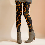Halloween Bats Spinnen Spooky Schattige Sinaasappe Leggings<br><div class="desc">Dit leuke Halloween-ontwerp maakt gebruik van een willekeurig patroon van eenvoudige oranje vleermuizen en spinnen op een klassieke zwarte achtergrond die kan worden aangepast aan elke kleur die u wilt. Dit leuke ontwerp heeft een retro vibe en kan worden gekoppeld met elke top gedurende de herfst en spooky seizoen! Mix...</div>