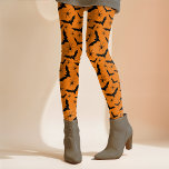 Halloween Bats Spinnen Spooky Schattige Sinaasappe Leggings<br><div class="desc">Dit leuke Halloween-ontwerp maakt gebruik van een willekeurig patroon van eenvoudige zwarte vleermuizen en spinnen op een klassieke oranje achtergrond die kan worden aangepast aan elke kleur die u wilt. Dit leuke ontwerp heeft een retro vibe en kan worden gekoppeld met elke top gedurende de herfst en spooky seizoen! Mix...</div>
