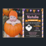 Halloween Birthday Party Invitation Kaart<br><div class="desc">Halloween Verjaardag Uitnodiging met aangepaste foto. Uitnodiging voor Halloween verjaardag. 1e verjaardag Halloween party uitnodiging. 1e 2e 3e 4e 5e 6e 7e 8e 9e 10e 11e 12e 13e, Alle leeftijden. Jongen of meisje Bday Bash uitgenodigd. Krijtbord. Halloween-verjaardagsfeest. Voor verdere aanpassing klikt u op de knop "Aanpassen" en gebruikt u onze...</div>