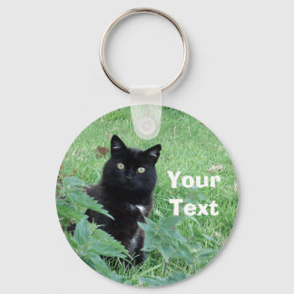 Halloween Black Cat in Grass Ziet er nieuwsgierig Sleutelhanger