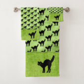 Halloween Black Cat Silhouette Pattern Green BG Bad Handdoek (Insitu)