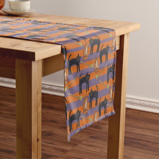 Halloween, Black Cats en Brooms Table Runner Korte Tafelloper (Voorbeeld)