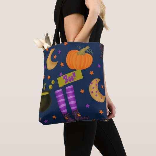 Halloween Black en Paars Whimsical Patroon Tote Bag (Dichtbij)