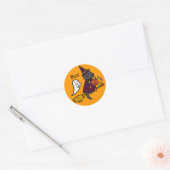 Halloween Black Labrador en Broom Ronde Sticker (Envelop)