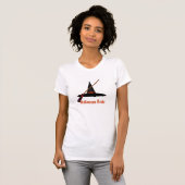 "Halloween Bride" — Witch's Broom en Pet T-shirt (Voorkant volledig)