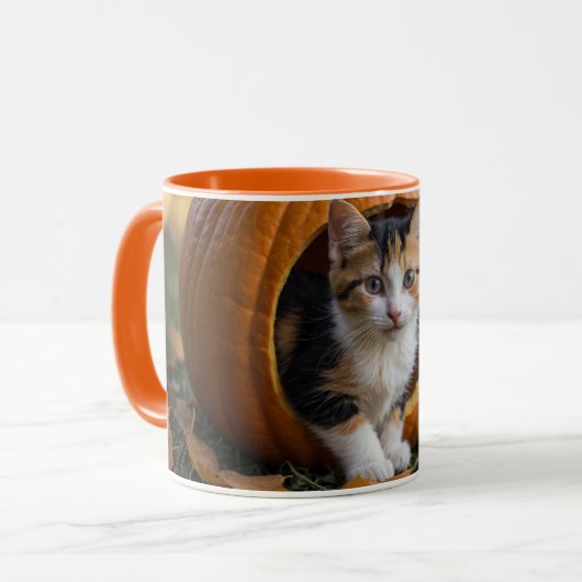 Halloween Calico Kitten Zittend in een Pompoen Mok (Voorkant links)