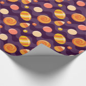 Halloween Candy Corn Snoepjes op Paars Cadeaupapier (Hoek)