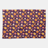 Halloween Candy Corn Snoepjes op Paars Theedoek (Horizontaal)