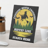 Halloween Cauch Witch Crossing Broomstick Reclamebord Met Voetstuk (Insitu)