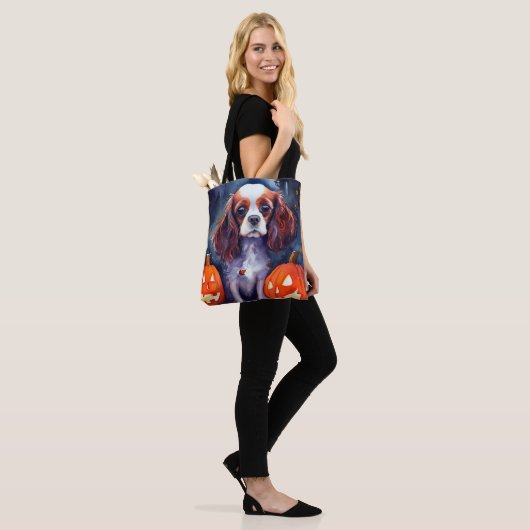 Halloween Cavalier King Charles Spaniel Pompoenen Tote Bag (Op model)