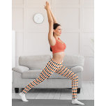 Halloween Chic Oranje White Black Pattern Costuum Leggings<br><div class="desc">Moderne, coole, spooky, chic, stijlvol, half oranje, witte en zwarte geometrische driehoeken patroon, inadembaar, met de hand genaaid, vrouwen met een volle lengte mode joga-sportgym met een haleloze heksenbroekbroek, die zich uitstrekt tot je lichaam, touwtjes op alle juiste plaatsen, terugspringt na het wassen en hun vorm niet draag . Perfect...</div>