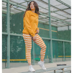 Halloween Chic Oranje White Stylish Witch Costume Leggings<br><div class="desc">Moderne, coole, spooky, chic, stijlvolle, half oranje en witte geometrische tekening van de mode, adembenembaar, met de hand genaaid, vrouwen met een volle lengte joga-sportgym met een halingrijke leggings-broek, die zich uitstrekt tot je lichaam, knuffels op alle juiste plaatsen, terugspringt na het wassen en niet hun vorm verliest bij herhaalde...</div>