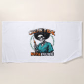 Halloween Creepin It Real! Nurse Edition Classic T Strandlaken (Voorkant)