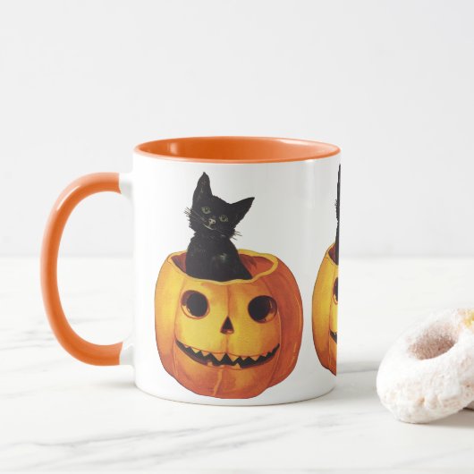 Halloween, Cute Black Cat in a Pumpkin Mok (Met donut)